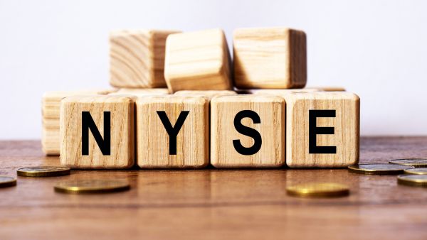 Blocos de madeira formando a palavra NYSE referente a principal bolsa de valores americana