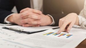 Gestores financeiros de empresa identificando irregularidades em demonstrações apresentadas que podem ocasionar em lucro arbitrado