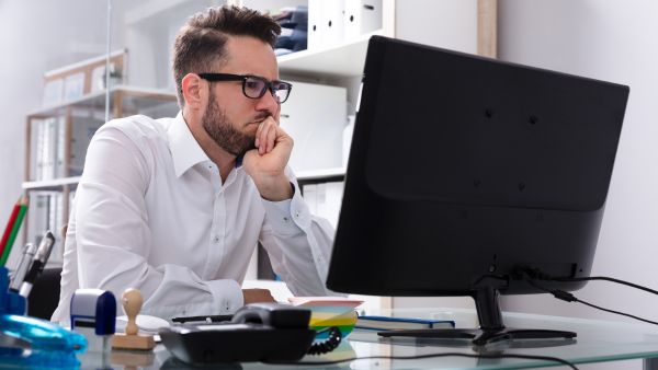 Investidor analisando como scalpers opera e outras estratégias que geram lucro no curto prazo