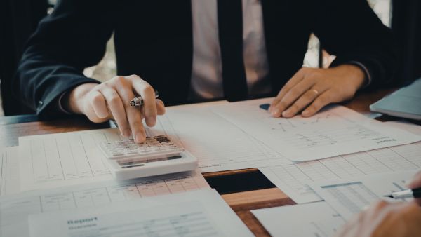 Investidor analisando múltiplos indicadores de liquidez de companhia, como a liquidez imediata, antes de comprar ações