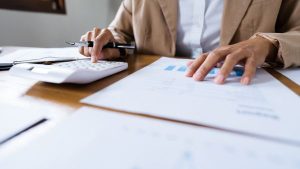 Investidor conferindo-dados de empresa, como lucro operacional antes de tomar decisão