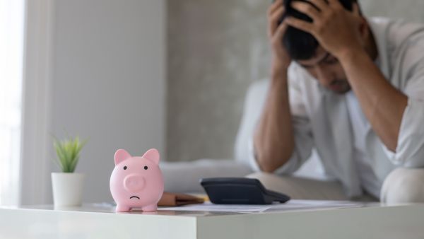 Investidor preocupado após liquidação de corretora que utilizava