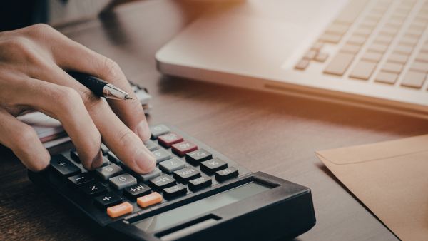 Investidor utilizando LAIR para visualizar real desempenho de empresa