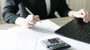 Investidora analisando DLPA de empresa para saber o que foi feito com resultados recentes