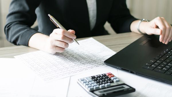 Investidora analisando DLPA de empresa para saber o que foi feito com resultados recentes