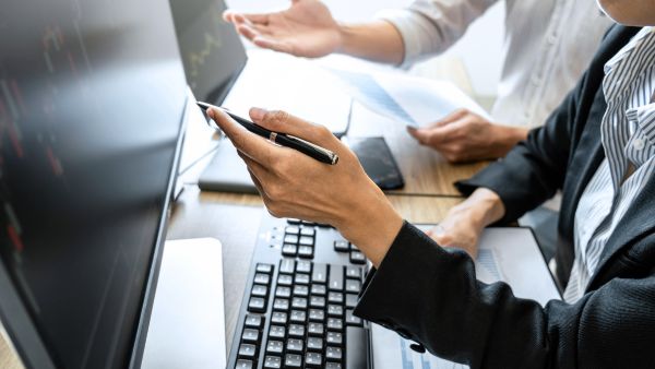 Investidores acompanhando desempenho recente de ativo para fazer CFDs com mais probabilidades de sucesso