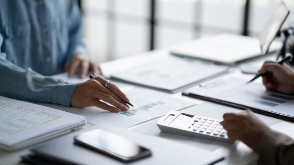 Investidores avaliando DFC de empresas para saber como seus recursos são realmente utilizados