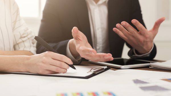 Investidores discutindo sobre números de diferentes tipos de liquidez da empresa incluindo a liquidez geral