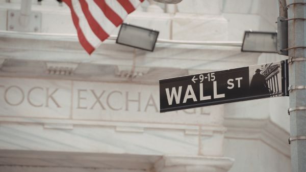 Placa da Wall Street na bolsa de valores de Nova York