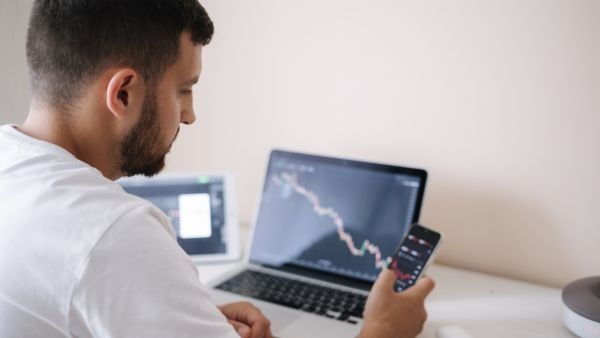 Investidor preocupado após operação de contrato de diferença se mover contra posição alavancada