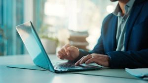 Analista técnico da BSM verificando denúncias de irregularidades em empresas dos mercados administrados pela B3