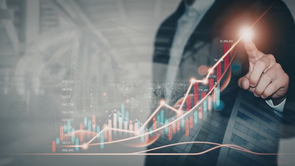 Arte representativa de investidor analisando tendência de movimento do mercado e usando mercado futuro para travar preço para proteção e especulação