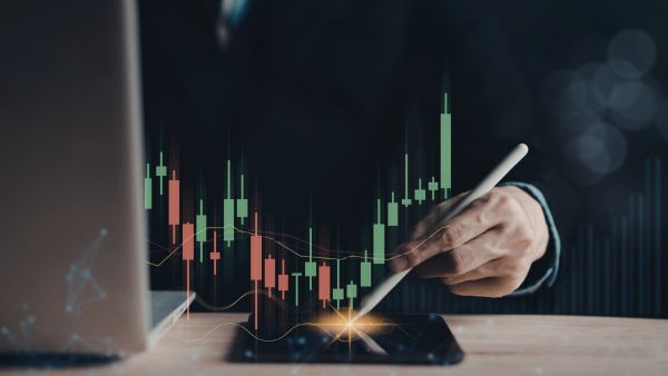 Arte representativa de investidor se-expondo ao ouro pelo GLD em momento de queda e lucrando com estratégia no médio prazo