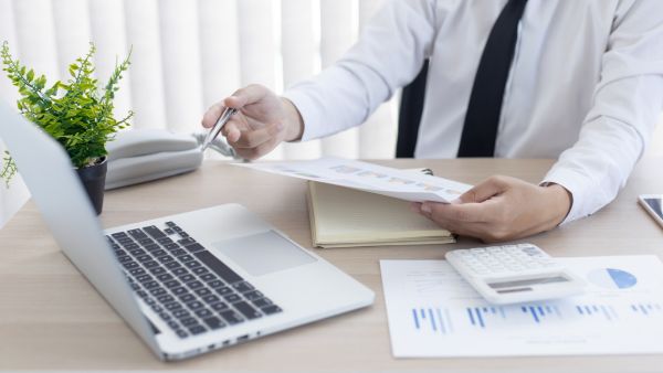 Investidor acompanhando performance da sua carteira e buscando estratégias para reforçar sua proteção