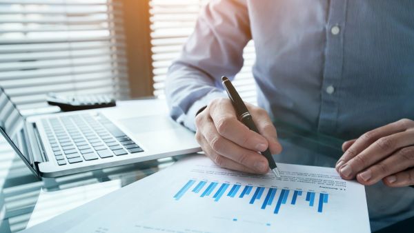 Investidor analisando dados para avaliar empresa antes de tomar decisão