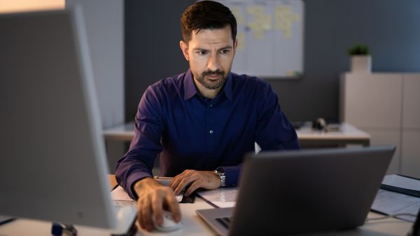 Investidor buscando alternativas a bolsa de valores e encontrando o mercado de balcão