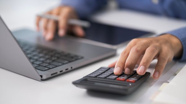 Investidor calculando drawdown para filtrar ativos que vai investir e tomar decisões melhores naqueles que já está posicionado