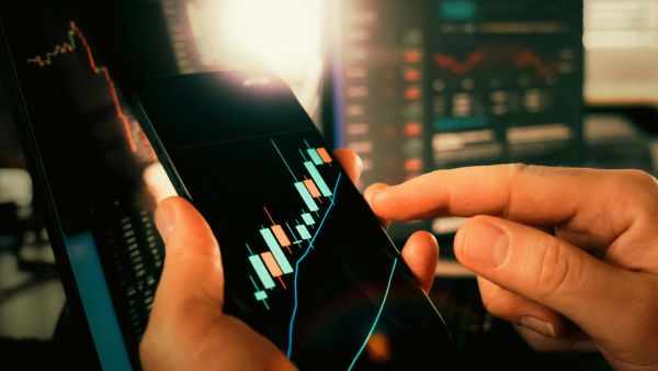 Investidor de criptomoedas avaliando desempenho de conjunto de ativos que fazem parte de ETF da hashdex que está em seu portfólio