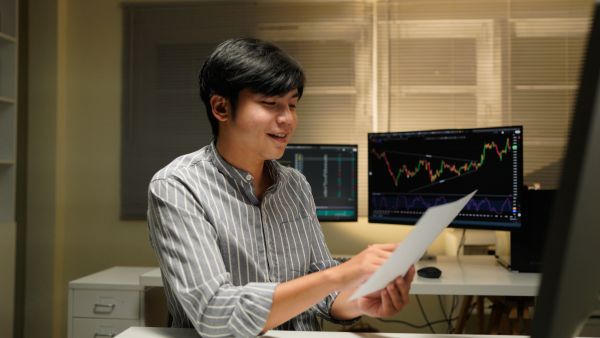 Investidor feliz ao encontrar ação de qualidade com boa tendência de comportamento