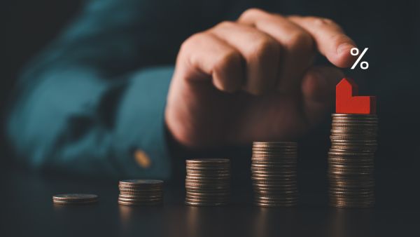 Investidor pensando sobre taxa de juros sobre investimentos representando conceito de DI futuro