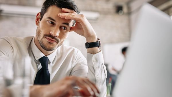 Investidor preocupado ao saber de mudança de controle em empresa em que investe