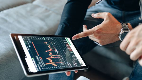 Investidor procurando ação que tenha um float free alto para não enfrentar problemas com liquidez