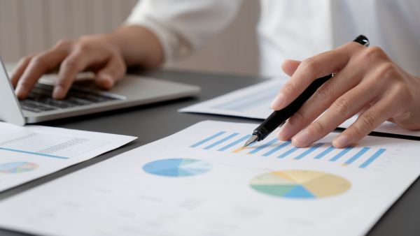 Investidor utilizando dados de empresa e análise técnica para negociar no mercado futuro