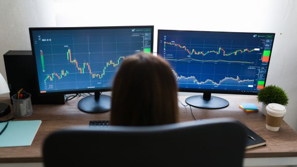 Investidora acompanhando desempenho de ativos após abrir posição derivativo