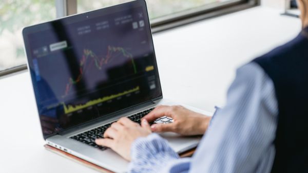 Investidora analisando comportamento histórico do ativo utilizando o indicador drawdown