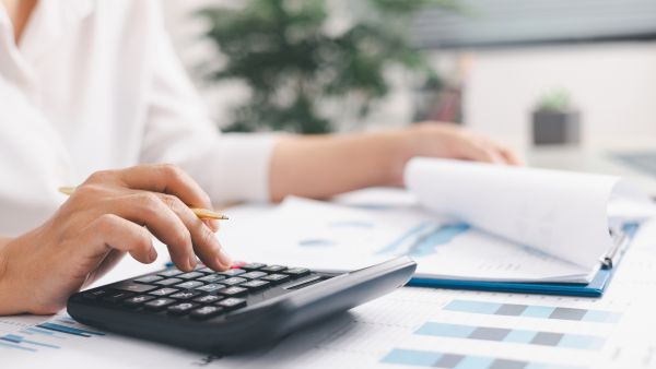 Investidora analisando dados da empresa que pretende investir e calculando nopat para avaliar performance