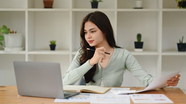 Investidora analisando se os próprios gestores do ativo investem no produto que recomendam antes de aplicar seu dinheiro