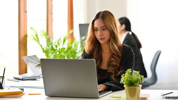 Investidora buscando informações sobre como suas aplicações serão afetadas com mudança de controle e conhecendo o tag along