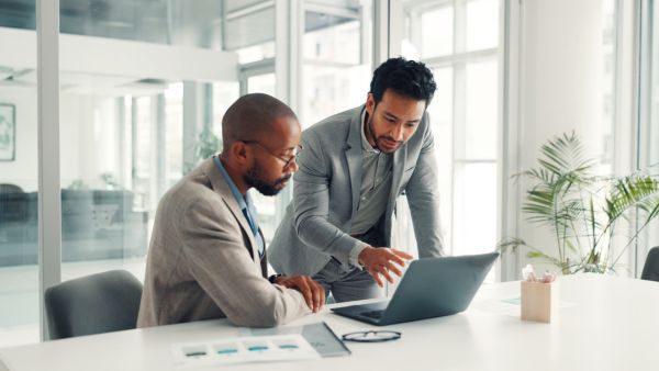 Investidores trabalhando tranquilamente sabendo que há entidades garantindo o funcionamento adequado do mercado de capitais