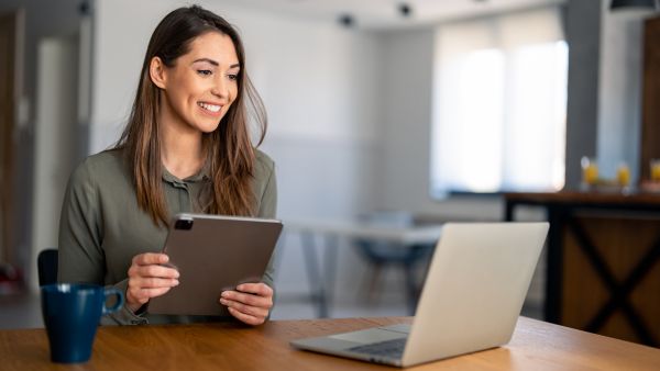 Investora feliz ao avaliar resultados de investimento em fundo que segue-o conceito de skin in the game