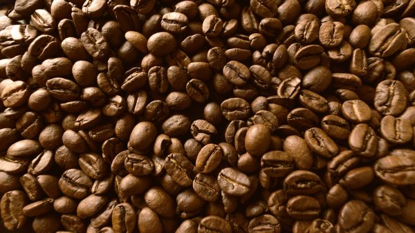 Milhares de grãos de café representando o mercado de commodities agrícolas